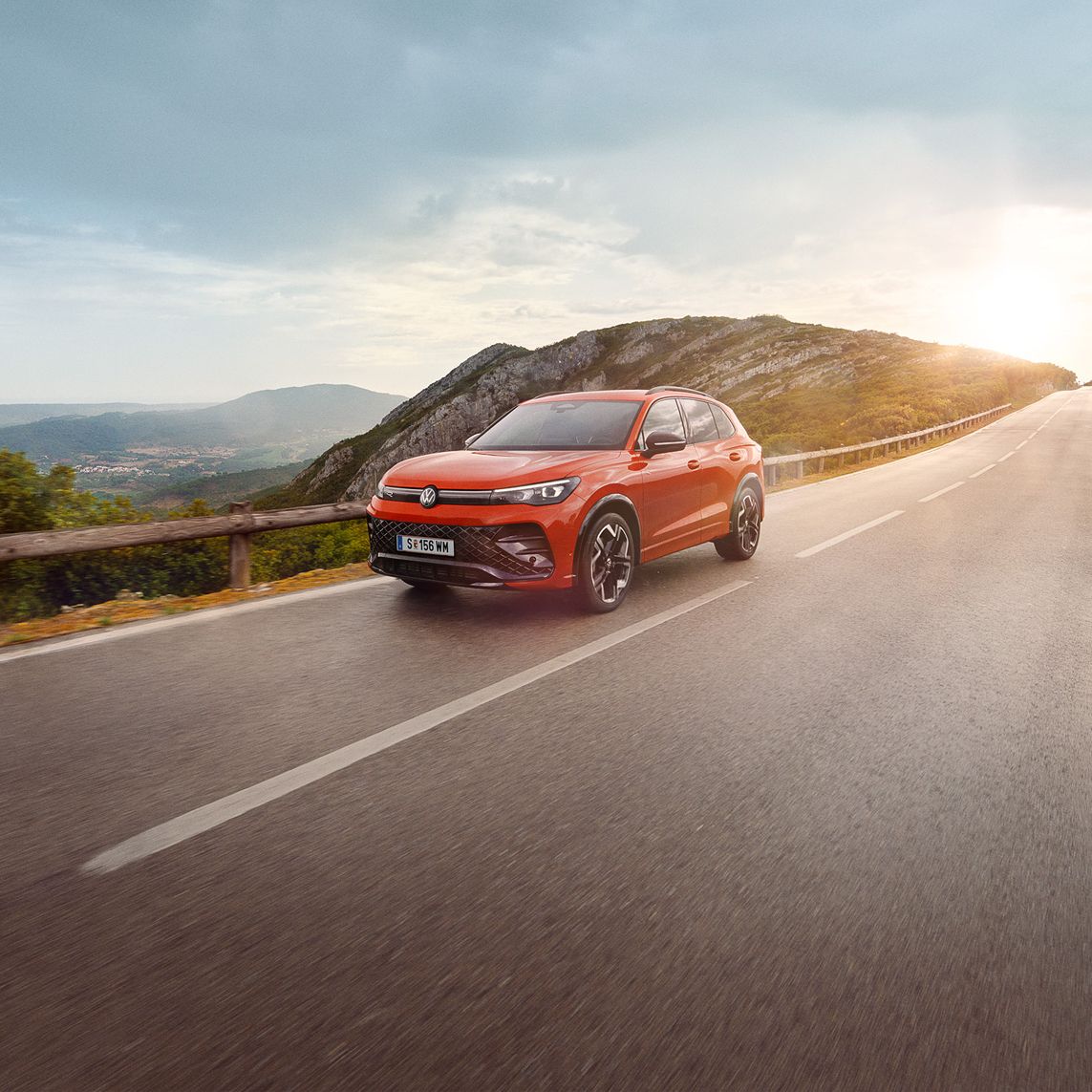 Roter VW Tiguan R-Line fährt auf Landstraße