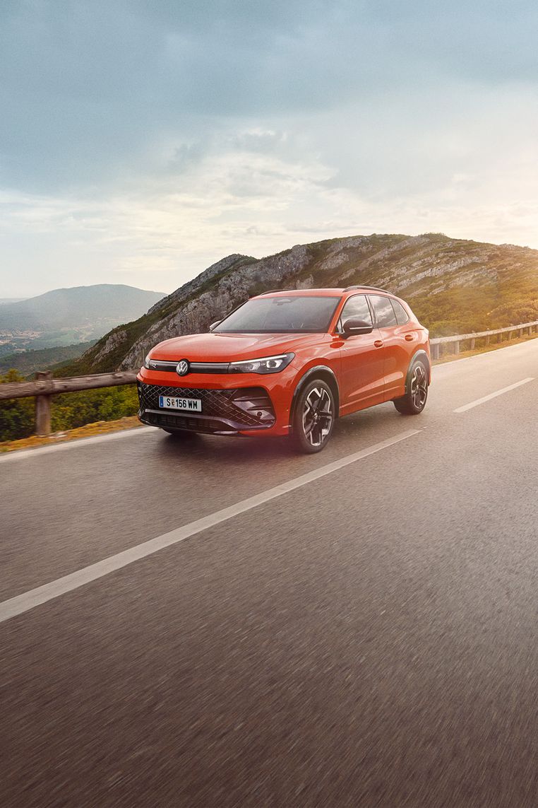 Roter VW Tiguan R-Line fährt auf Landstraße