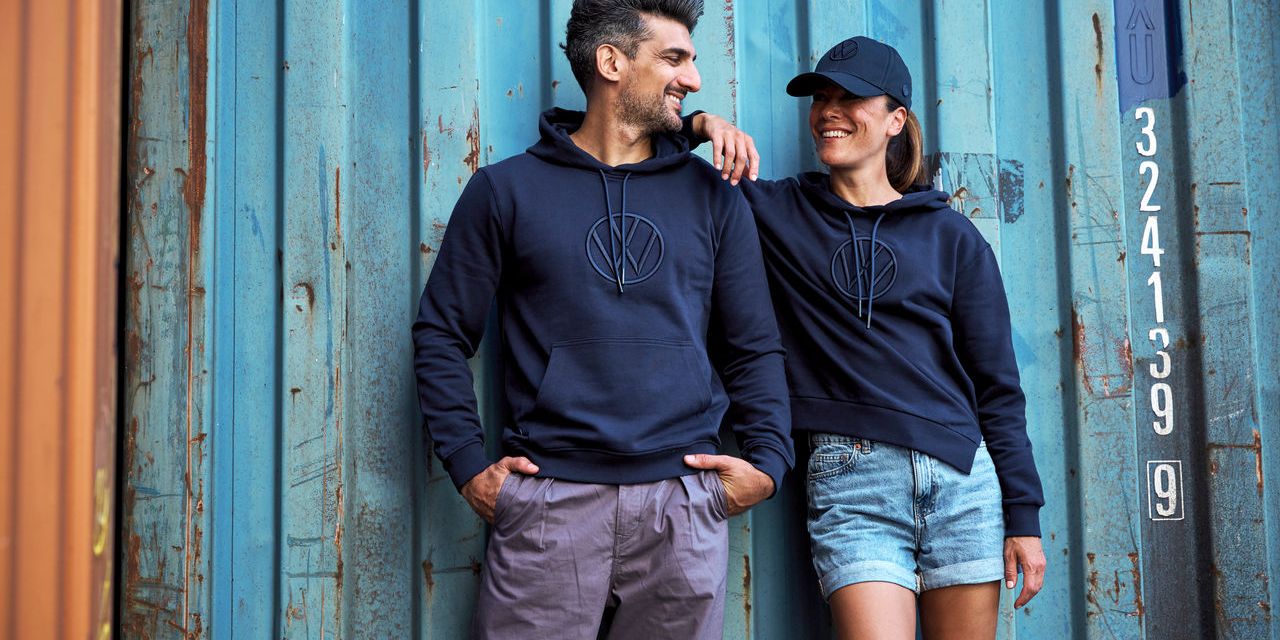 Ein Mann und eine Frau mit blauen Hoodies mit Volkswagen Logo.