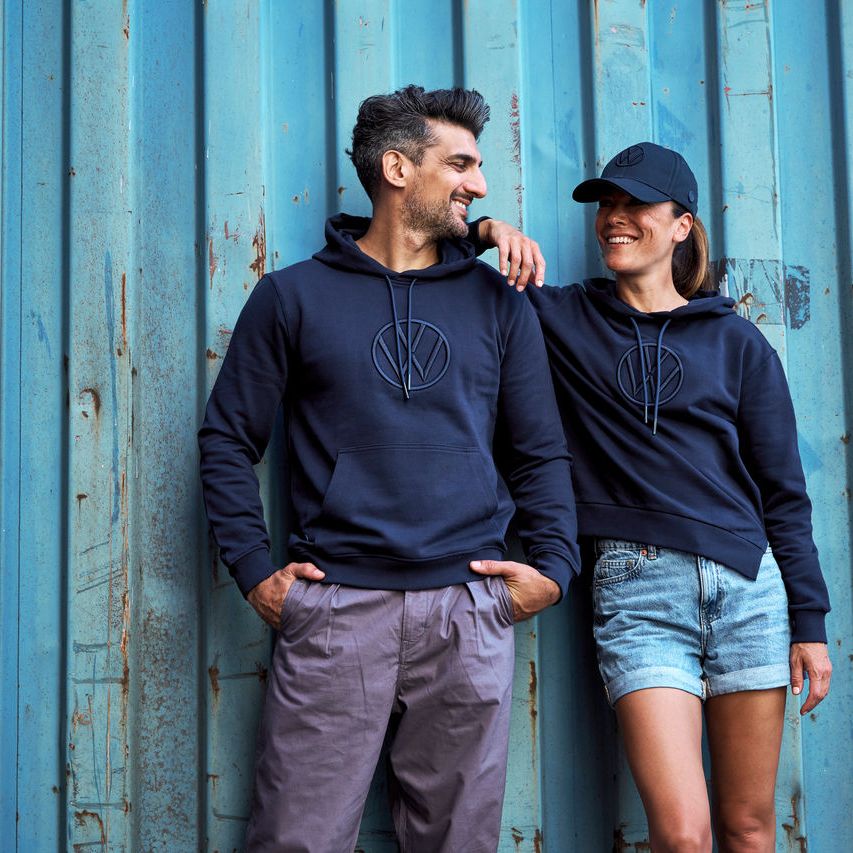 Ein Mann und eine Frau mit blauen Hoodies mit Volkswagen Logo.