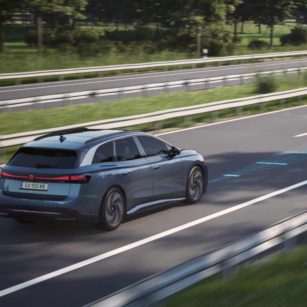 ID.7 mit Travel Assist zeigt den Abstand zum vorderem Auto auf der Straße während der Fahrt an.