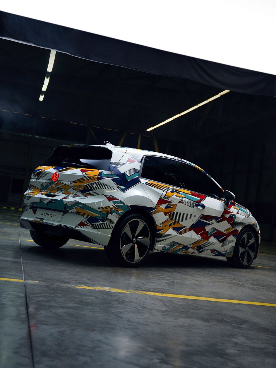 Heckansicht des neuen bunt folierten VW ID. Polo 