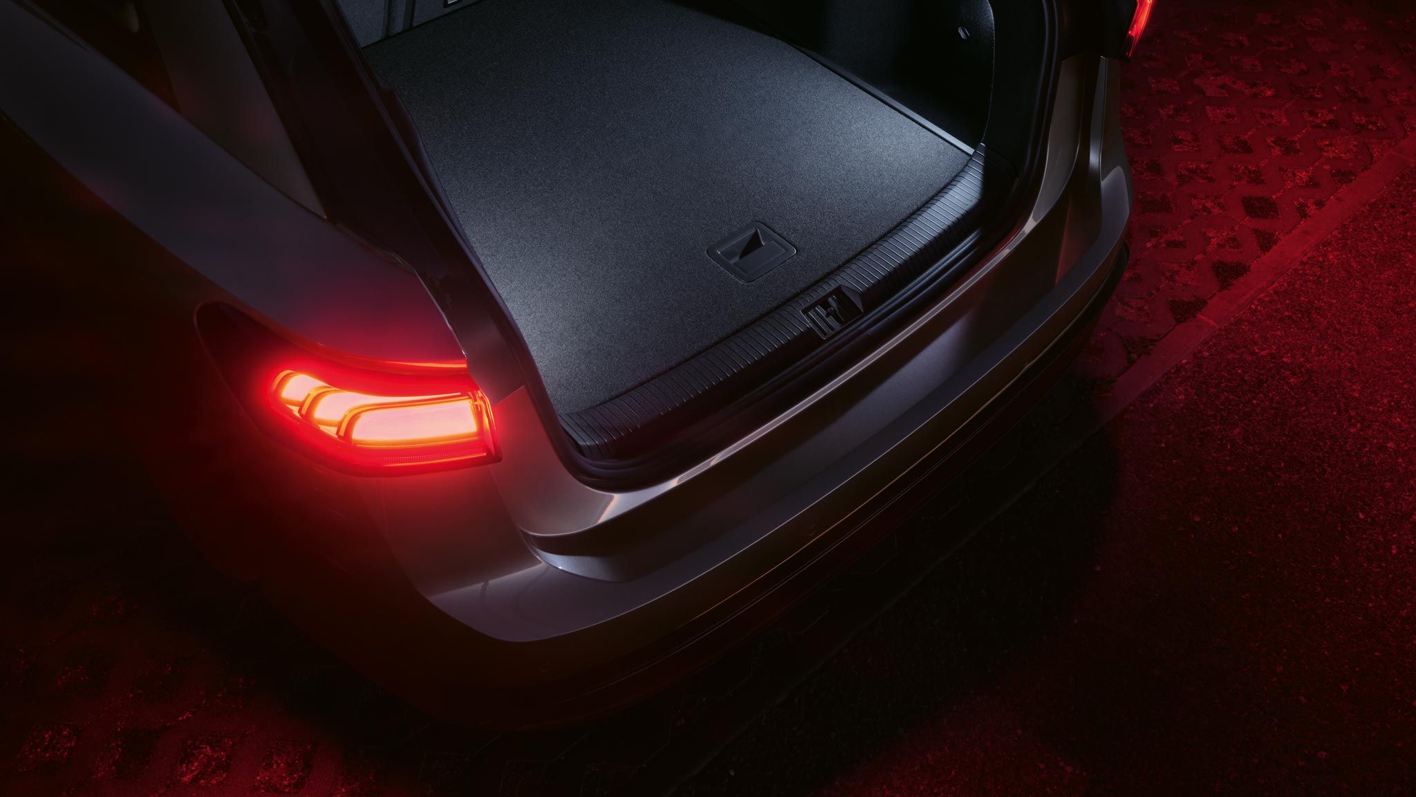 Kofferraum des VW ID.7 Tourer bei Nacht, von oben fotografiert