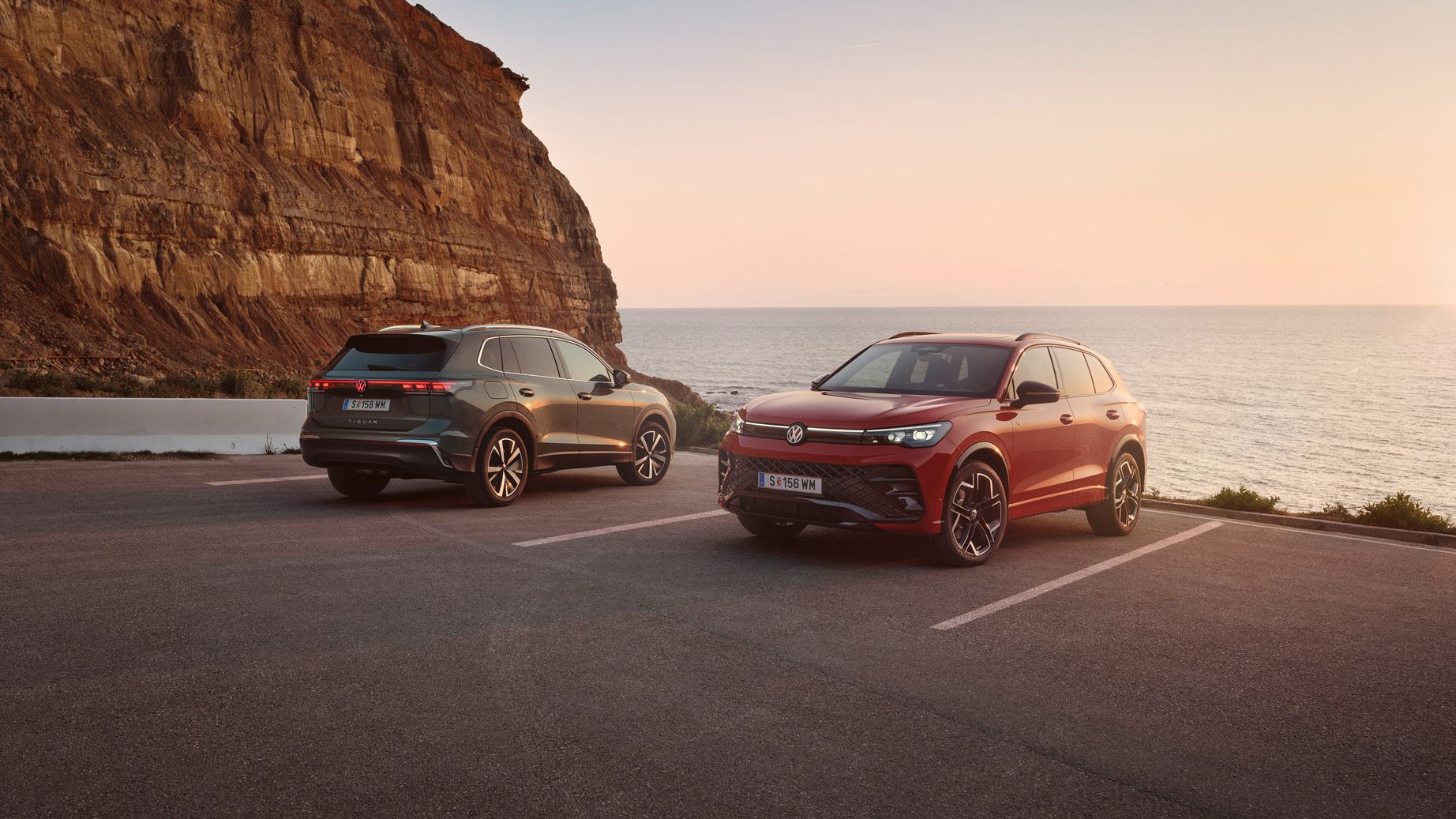 Zwei VW Tiguan geparkt vor der Küste in abendlicher STimmung