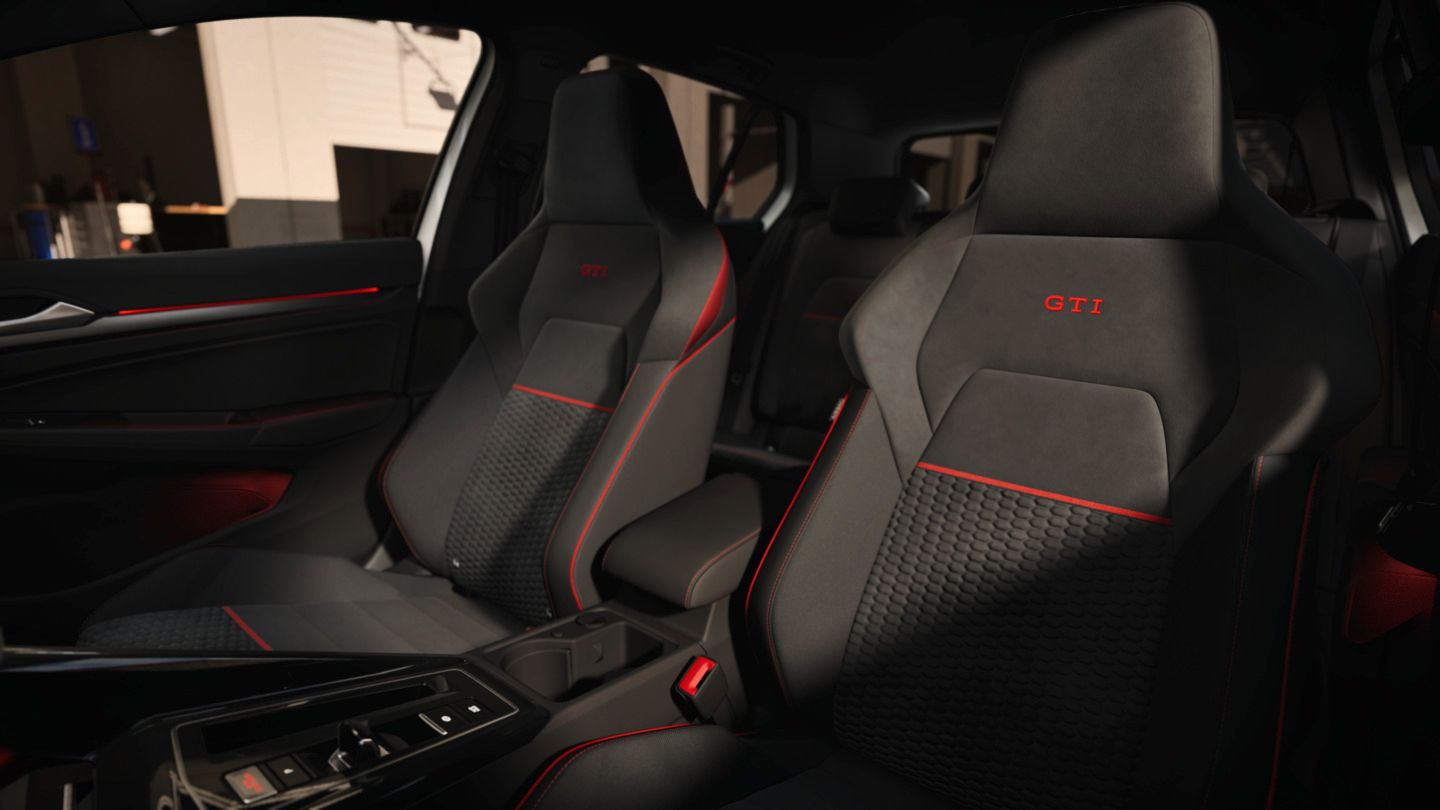 Vordersitze in Schwarz im VW Golf GTI Clubsport mit GTI-Logo und roten Ziernähten.