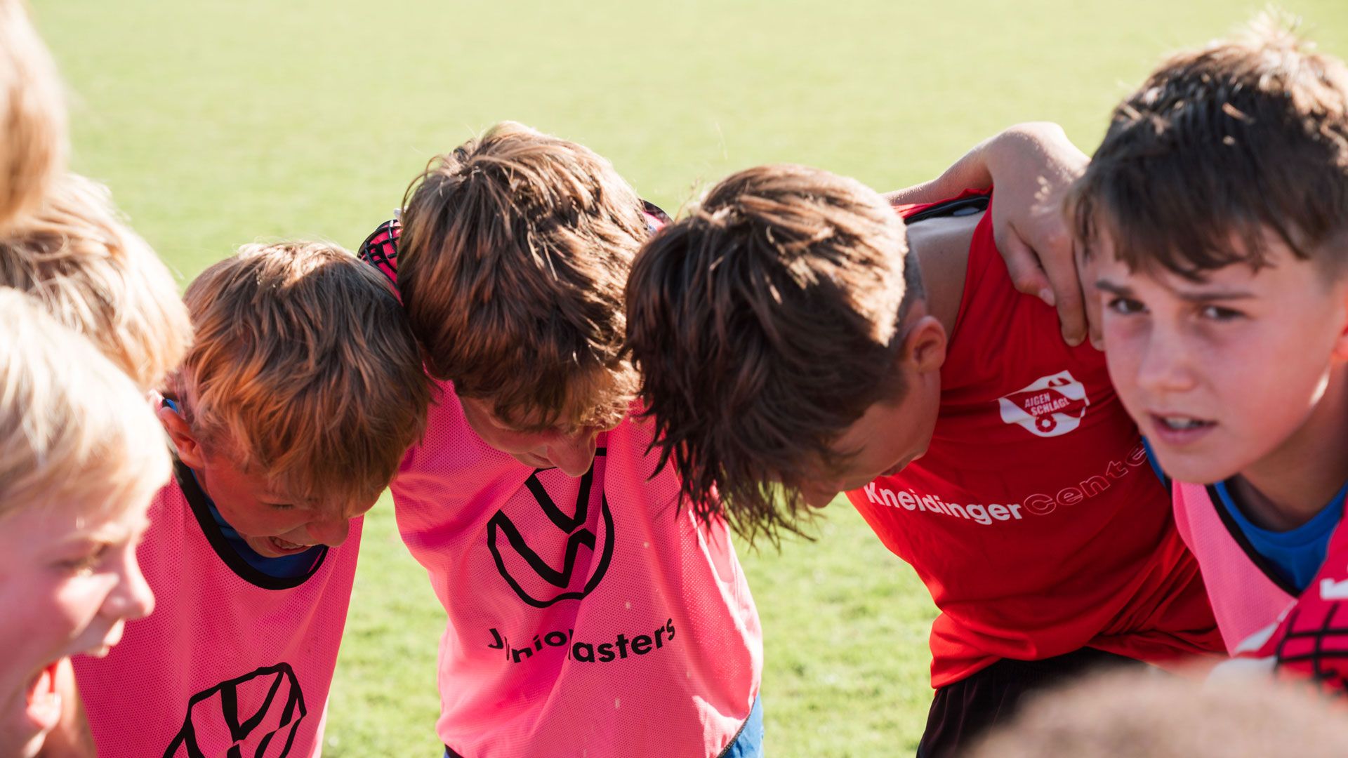 Ein junges Spielerteam beim VW Junior Masters Regionalturnier stützt sich gegenseitig