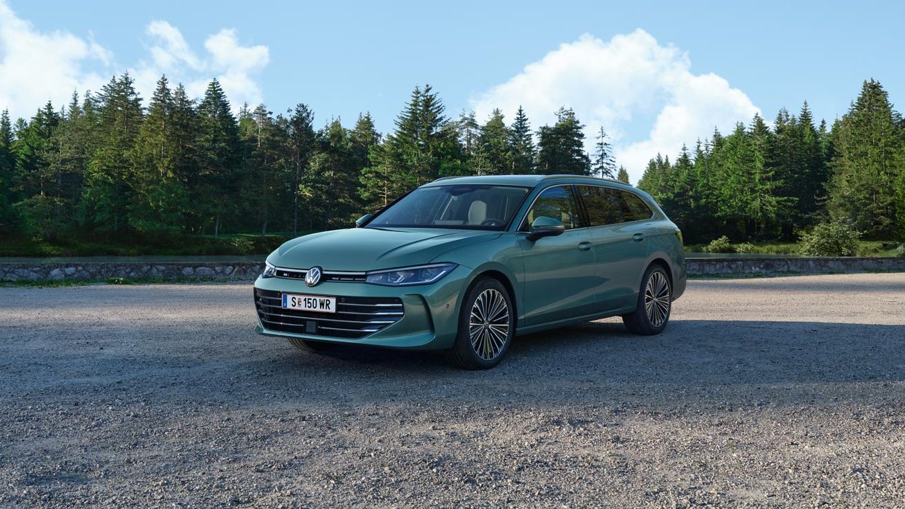 Ein VW Passat Elegance in der Farbe Maripositgrün Metallic schräg von vorne