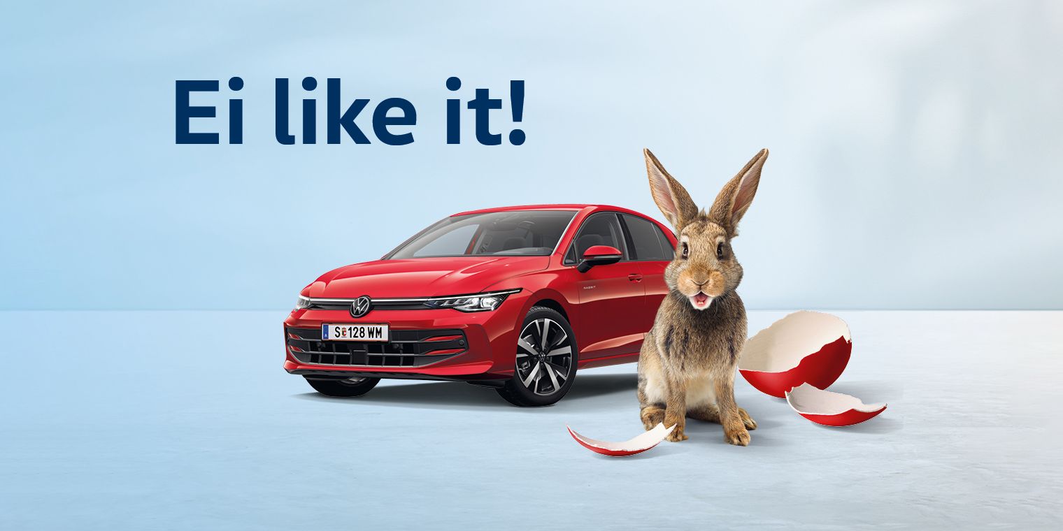 Ein Hase steht vor dem neuen Golf Rabbit in Kings Red Metallic