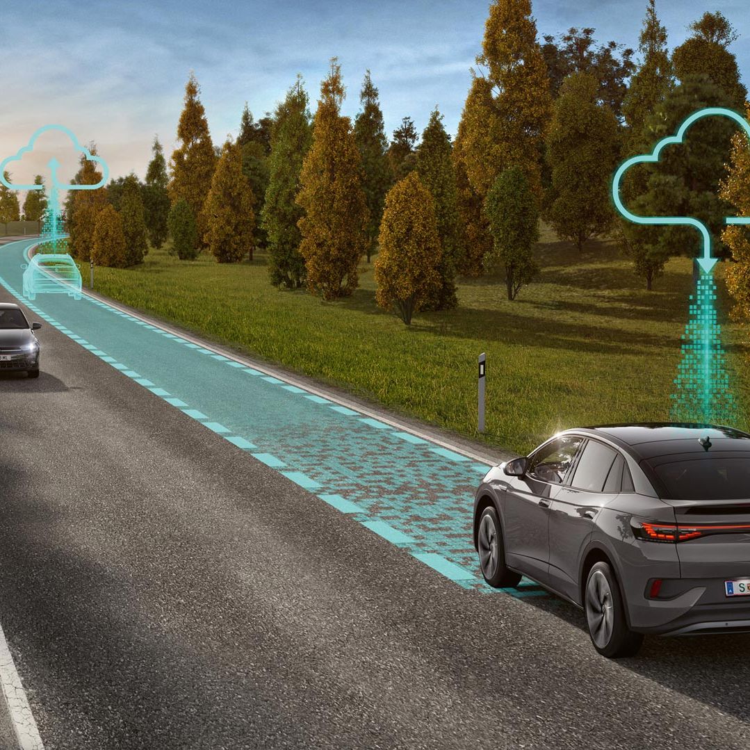 Illustration zeigt schematisch anhand eines VW ID.5 die Funktionsweise des Connected Travel Assist mit Schwarmdaten. 