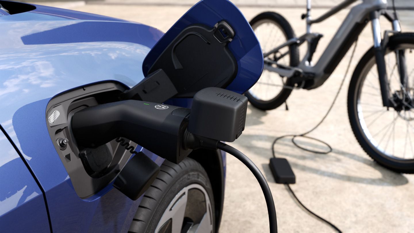 Der ID. Polo als Ladestation für ein E-Bike.