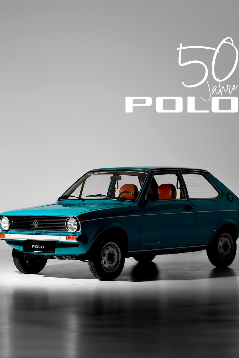 Zwei Volkswagen Polo Modelle nebeneinander: ein moderner schwarzer Polo und ein klassischer blauer Polo aus den frühen Jahren. Im Hintergrund steht „50 Jahre Polo“ geschrieben. Beleuchtung betont die Unterschiede zwischen den beiden Fahrzeugen.