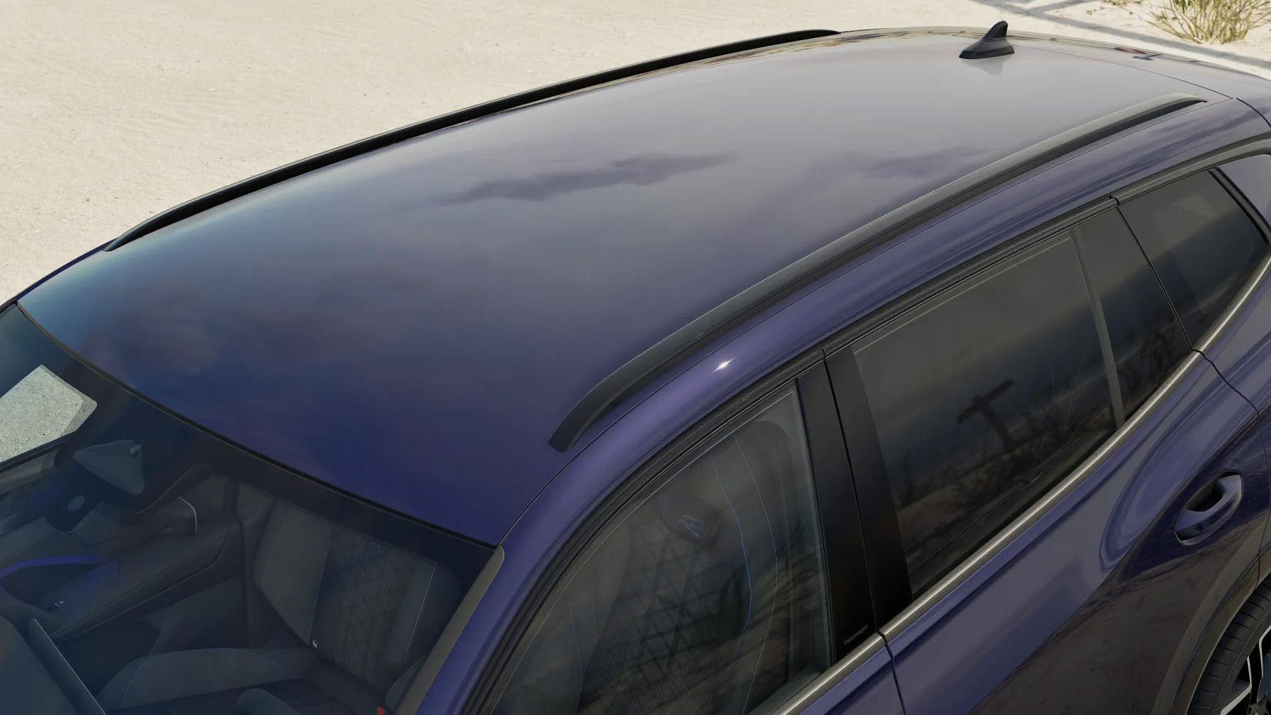 Dach eines VW Tayron in Ultra Violet Metallic mit schwarzer Dachreling