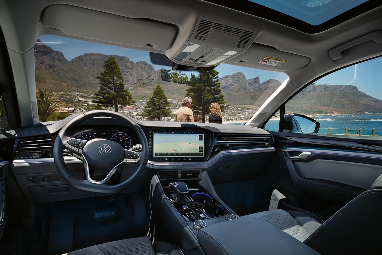 Blick auf Lenkrad, Dashboard und Sitze des VW Touareg Elegance.