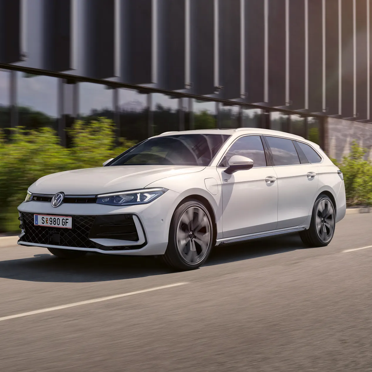 Ein weißer VW Passat R-Line fährt in einer Stadt