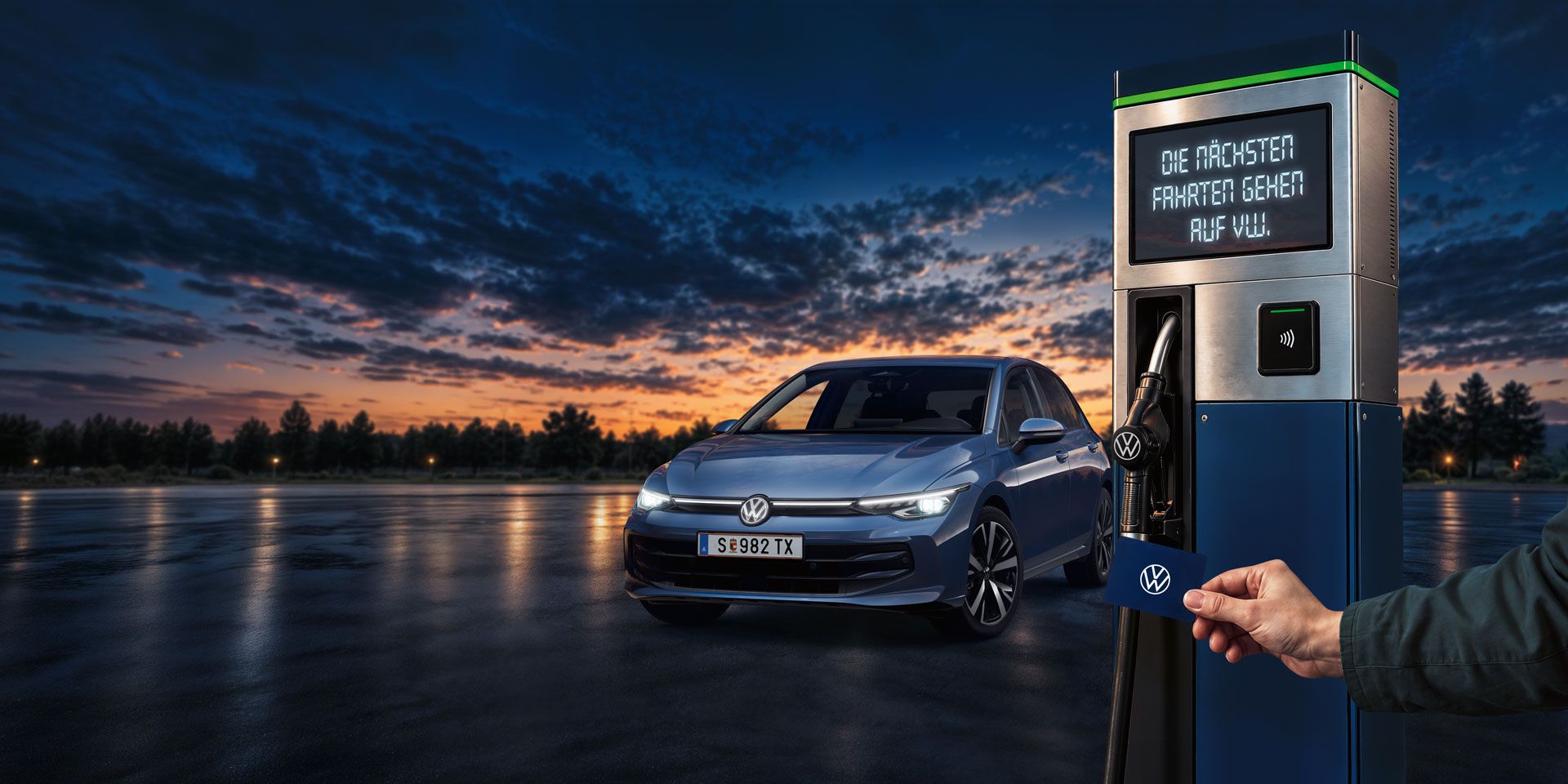 [AI-modified] – Ein blaues Volkswagen-Golf-Auto steht an einer modernen Zapfsäule, während im Vordergrund eine Hand eine Karte an ein kontaktloses Bezahlterminal hält.