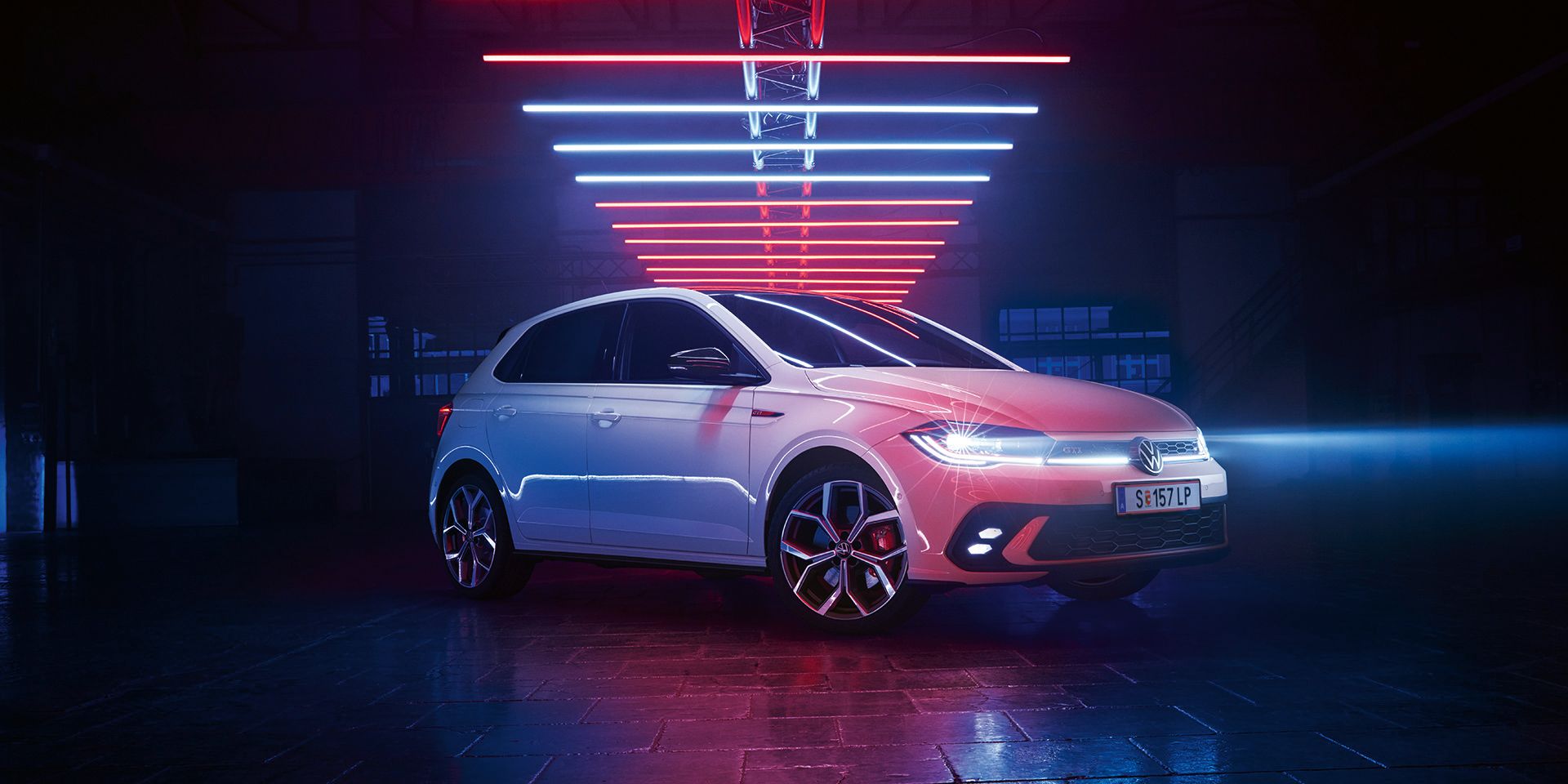 Seiten- und Frontansicht eines weißen VW Polo GTI
