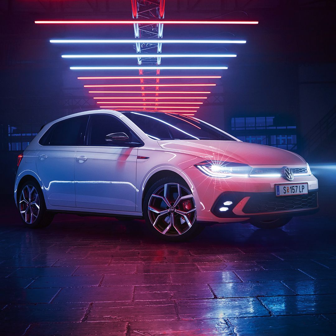 Seiten- und Frontansicht eines weißen VW Polo GTI
