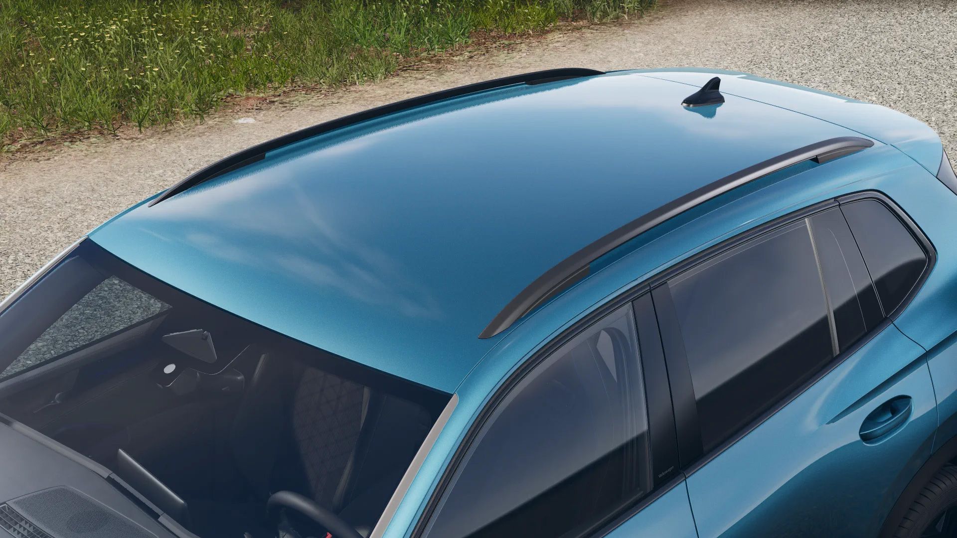 Detailansicht des Dachs und der schwarzen Dachreling des VW Tiguan R-Line in Nightshade Blue Metallic.