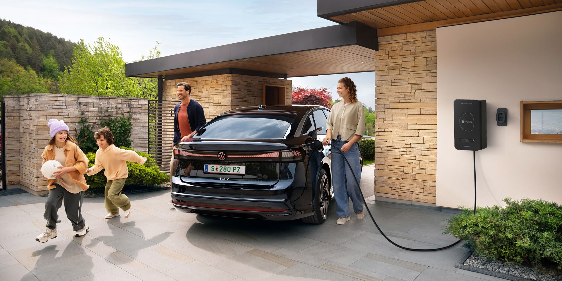 [AI-modified] – Ein ID.7 wird zu Hause an einer MOON BiDi Charger-Ladestation für bidirektionales Laden vor einem modernen Haus aufgeladen.