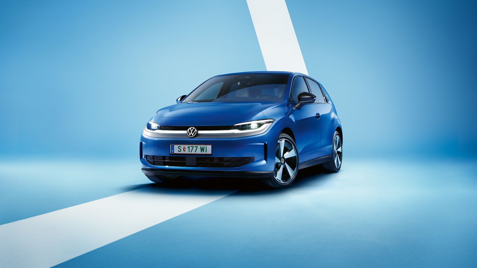 Ein blauer VW ID. Polo Style von schräg vorne vor einem hellblauen Hintergrund.