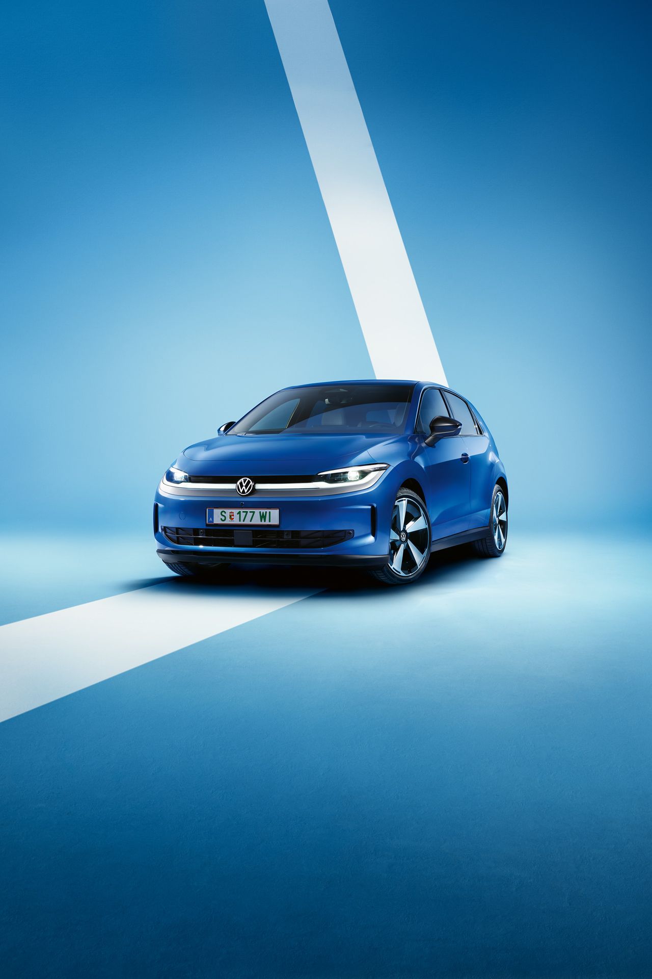 Ein blauer VW ID. Polo Style von schräg vorne vor einem hellblauen Hintergrund.