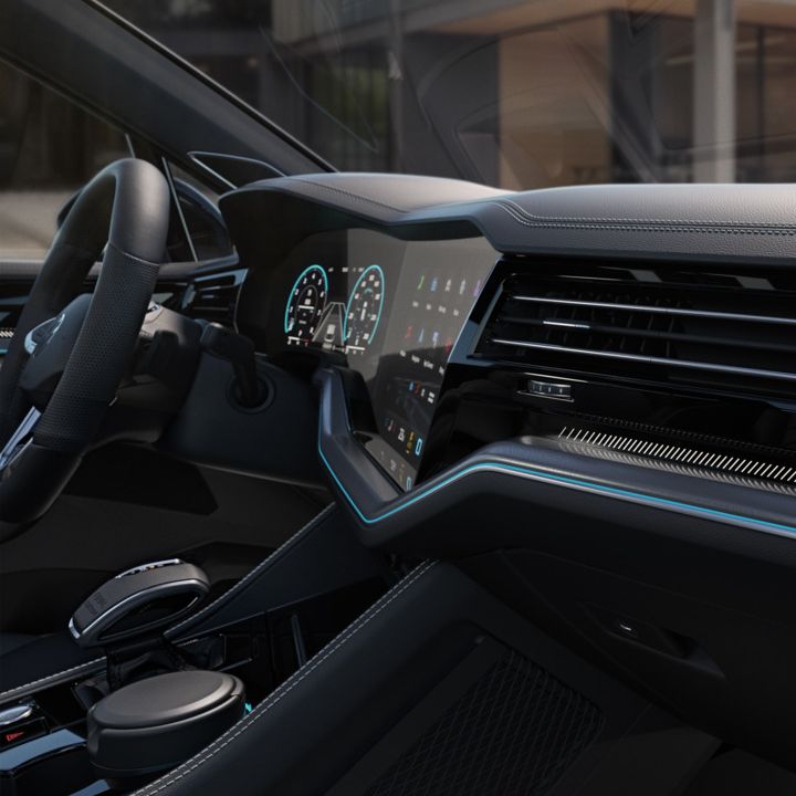 Das Cockpit eines VW Touareg zeigt die blaue Ambientebeleuchtung mit einem weiß beleuchteten ‚FINAL EDITION‘ Schriftzug.