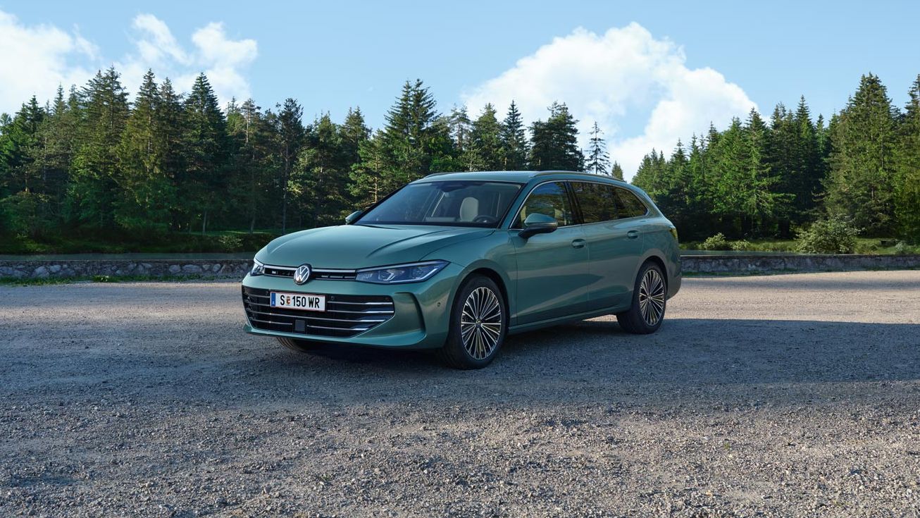 Ein VW Passat Elegance in der Farbe Maripositgrün Metallic schräg von vorne
