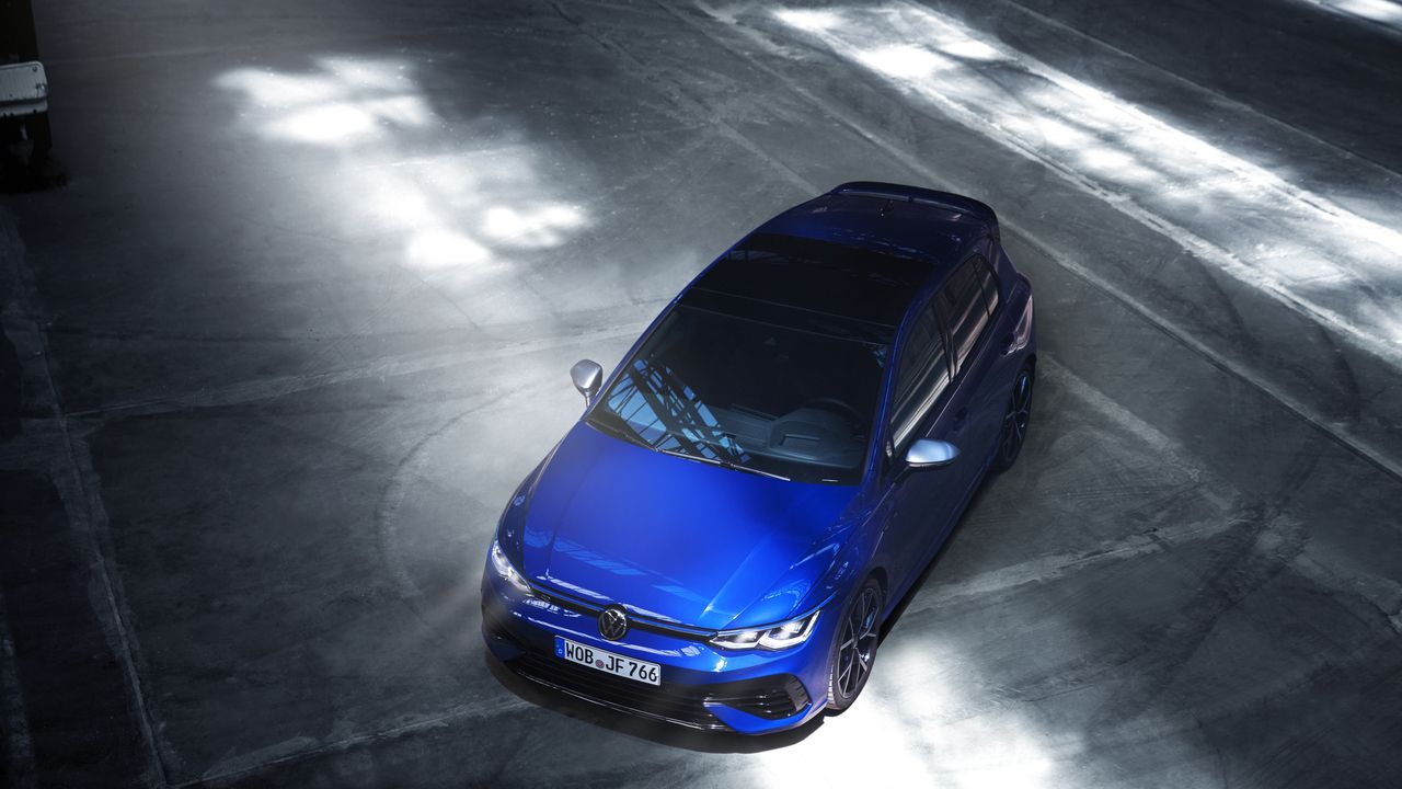 Ein blauer VW Golf R Vorgänger von oben