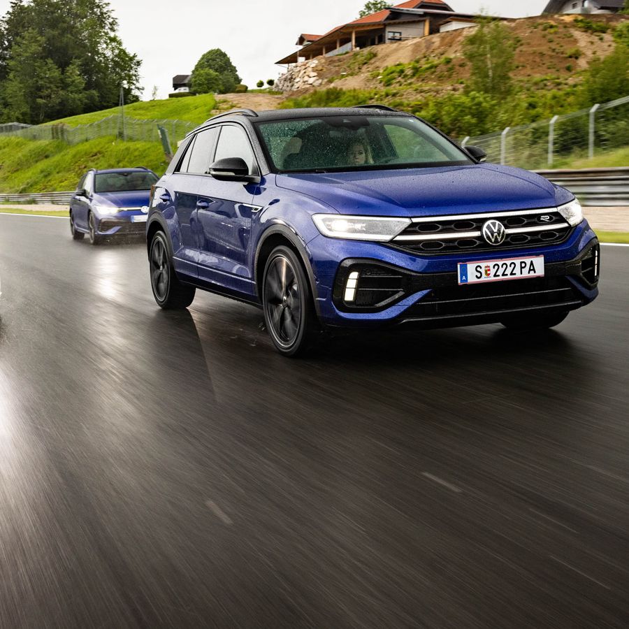 Ein blauer VW T-Roc R und zwei Golf R fahren nebeneinander auf dem Salzburgring