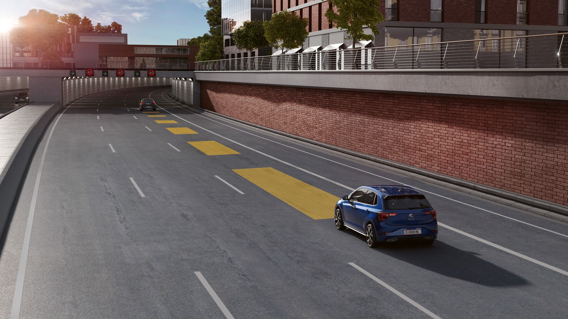 Ein blauer VW Polo fährt mit dem Assistenzsystem ACC