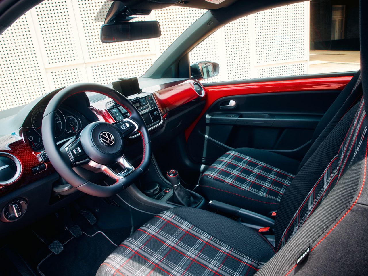 Innenraum mit Sitzen und Lenkrad des VW up! GTI