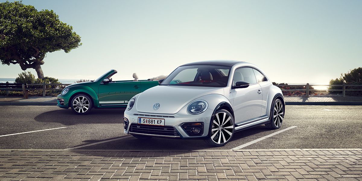 Zu sehen ist ein VW Beetle in silber und ein VW Beetle Cabrio in grün