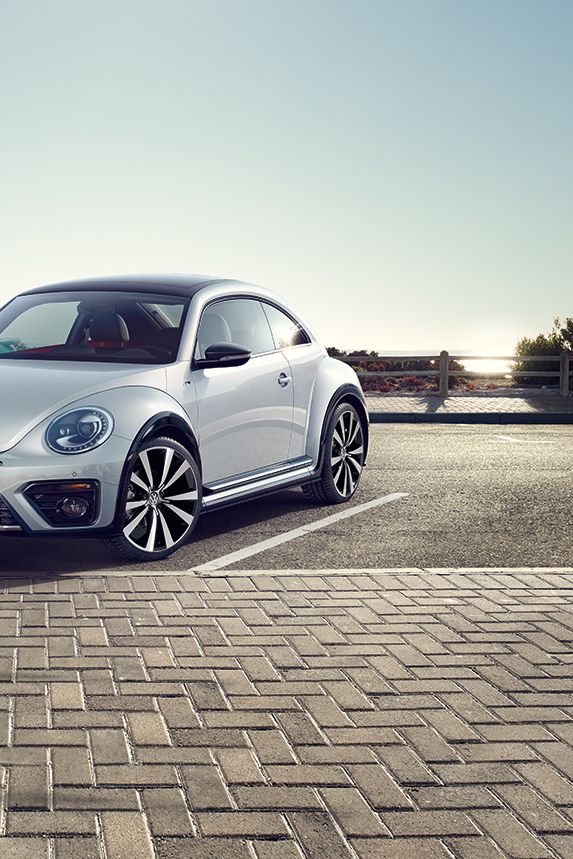 Zu sehen ist ein VW Beetle in silber und ein VW Beetle Cabrio in grün