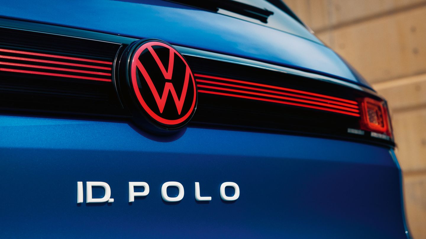 Detailansicht der LED-Rückleuchten und des LED-Bands eines VW ID. Polo.