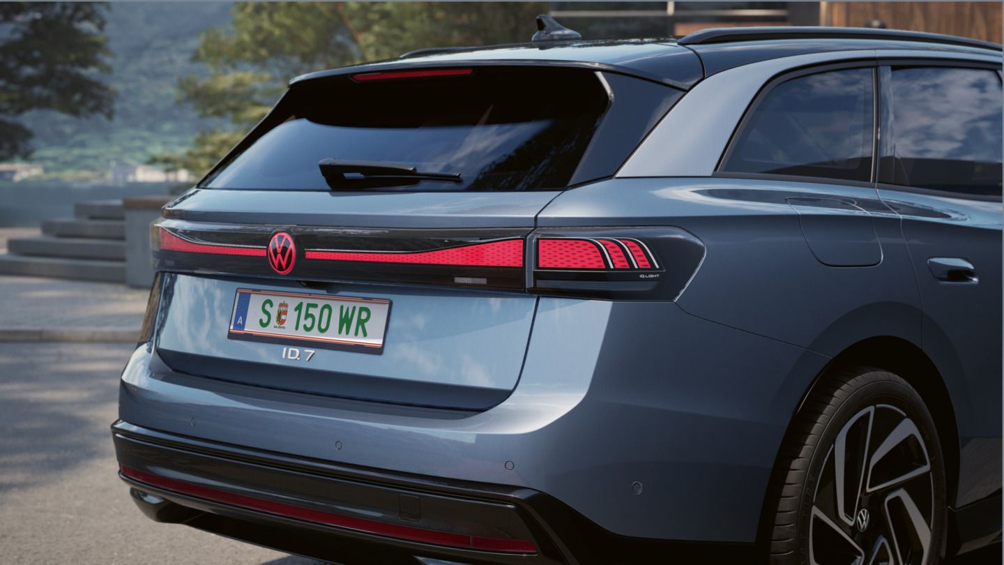 Heckansicht eines blauen VW ID.7 Tourer mit Heck-Lichtsignatur.