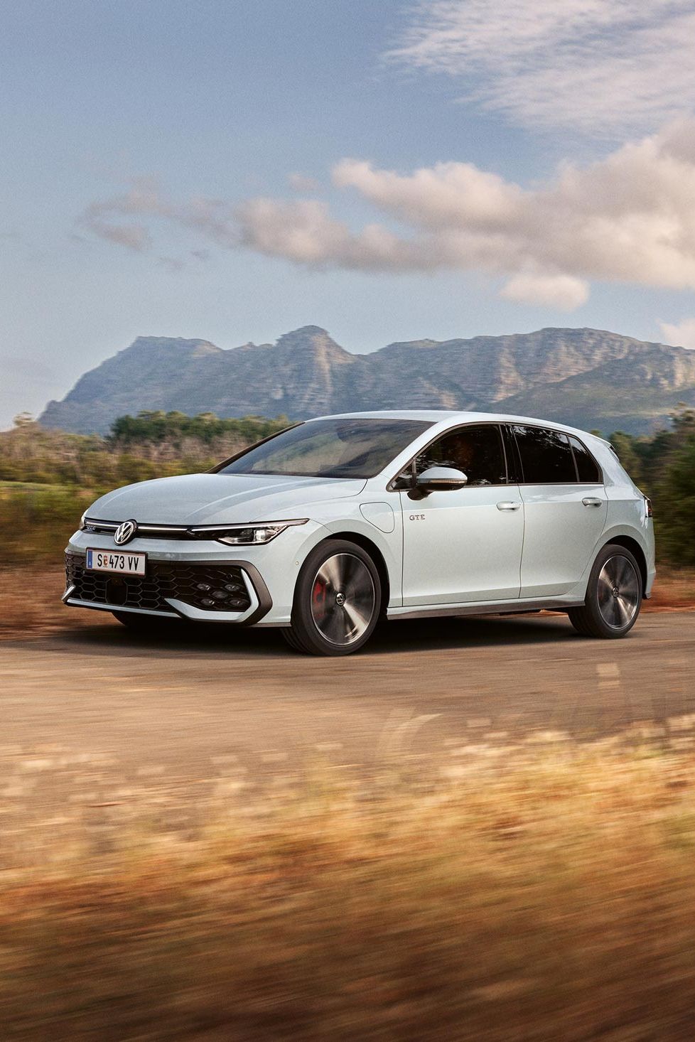 Golf GTE fahrend auf der Landstraße unterwegs.