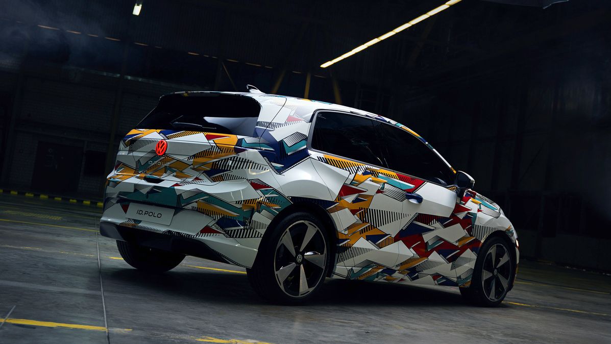 Heckansicht des neuen bunt folierten VW ID. Polo 