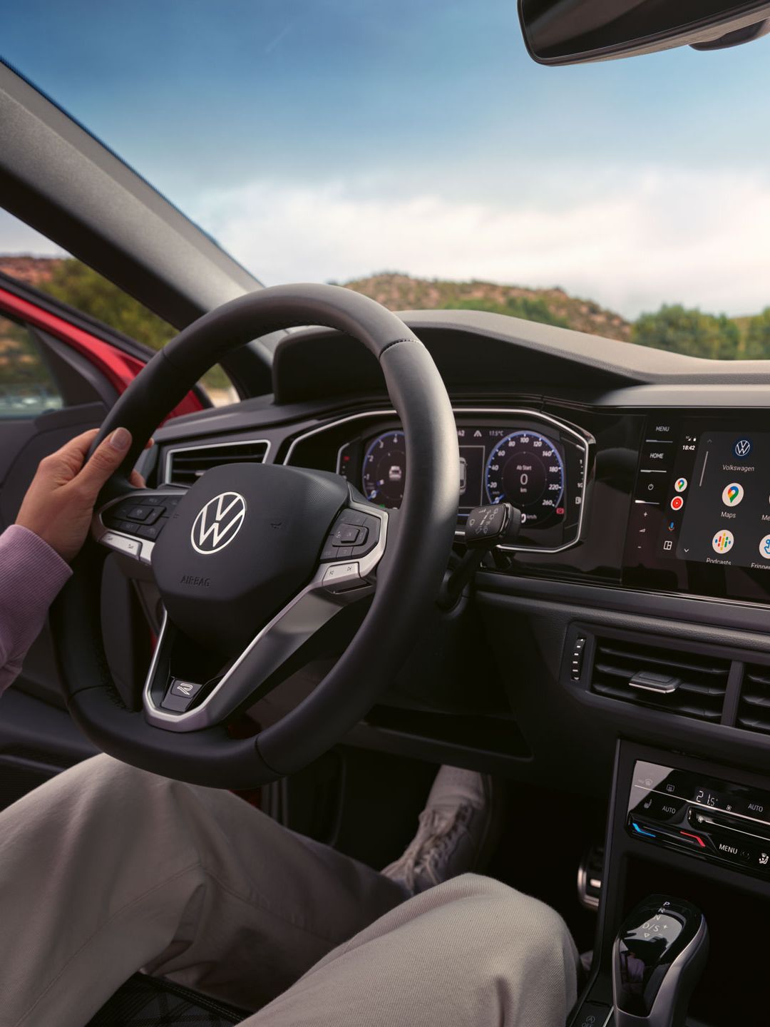 Detailansicht des Lenkrad, der Klimanlage, des Infotainmentsystems und des Digital Cockpits im VW Taigo R-Line