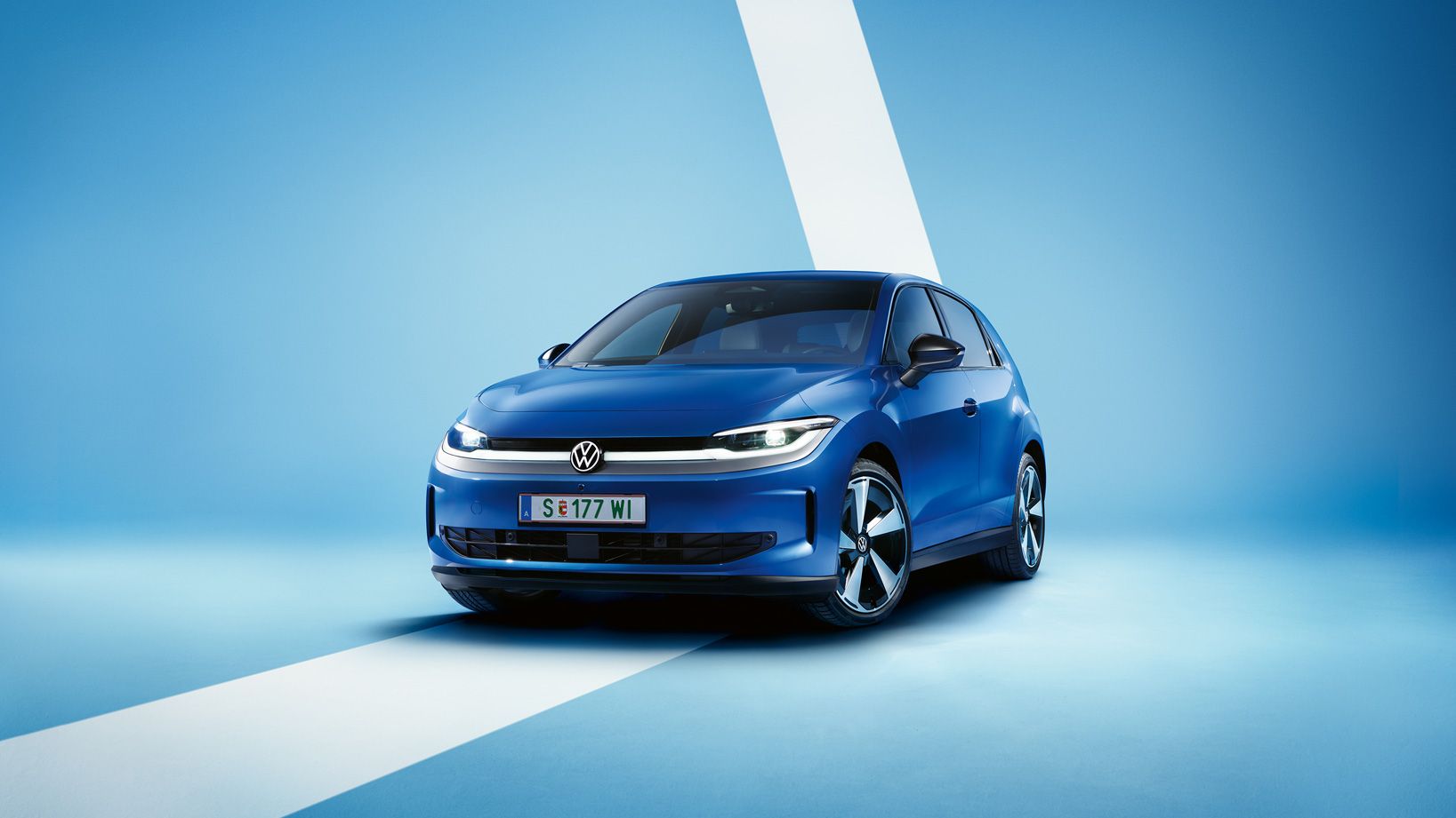 Ein blauer VW ID. Polo Style von schräg vorne vor einem hellblauen Hintergrund.