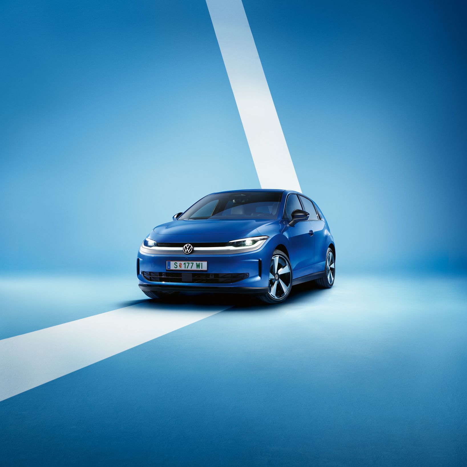 Ein blauer VW ID. Polo Style von schräg vorne vor einem hellblauen Hintergrund.