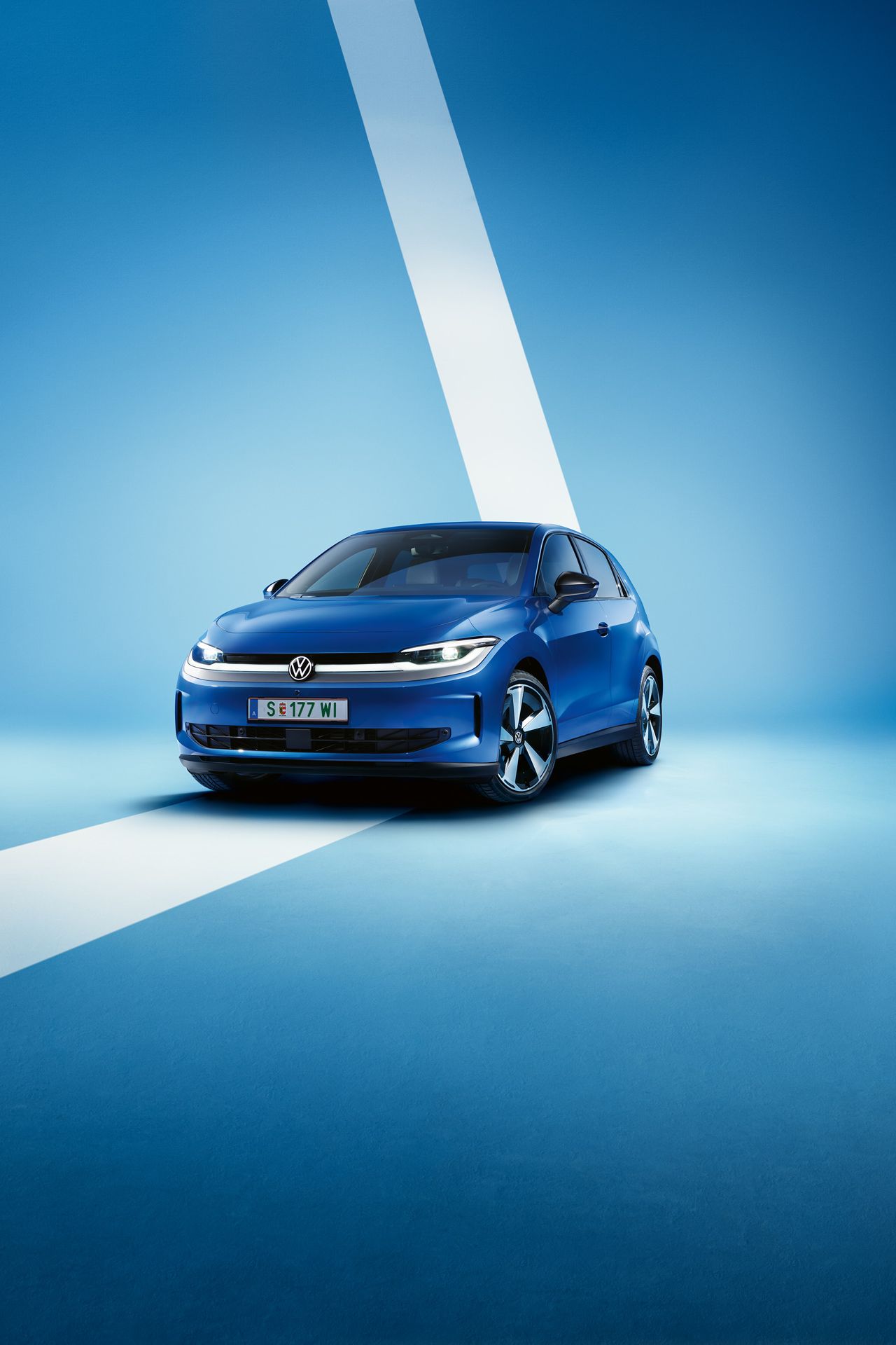 Ein blauer VW ID. Polo Style von schräg vorne vor einem hellblauen Hintergrund.