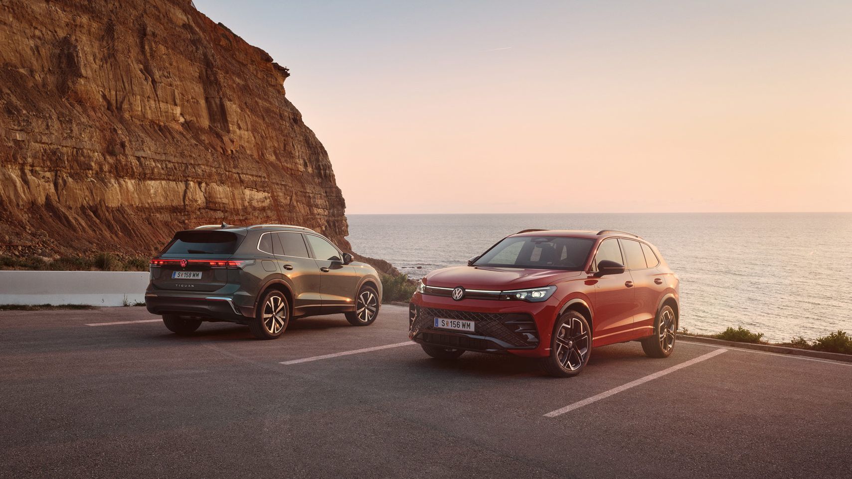 Zwei VW Tiguan geparkt vor der Küste in abendlicher STimmung