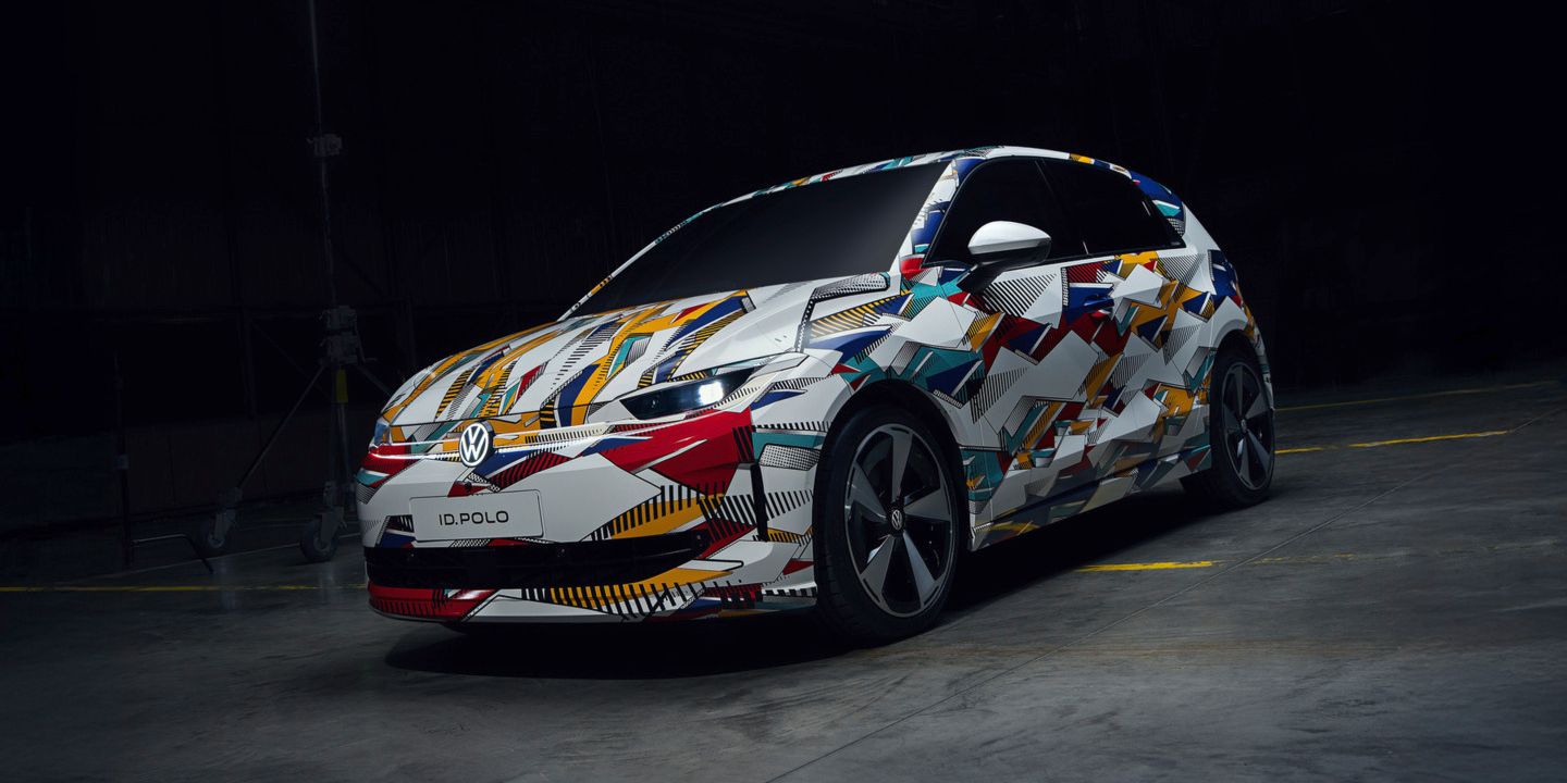 Frontansicht des neuen bunt folierten VW ID. Polo 