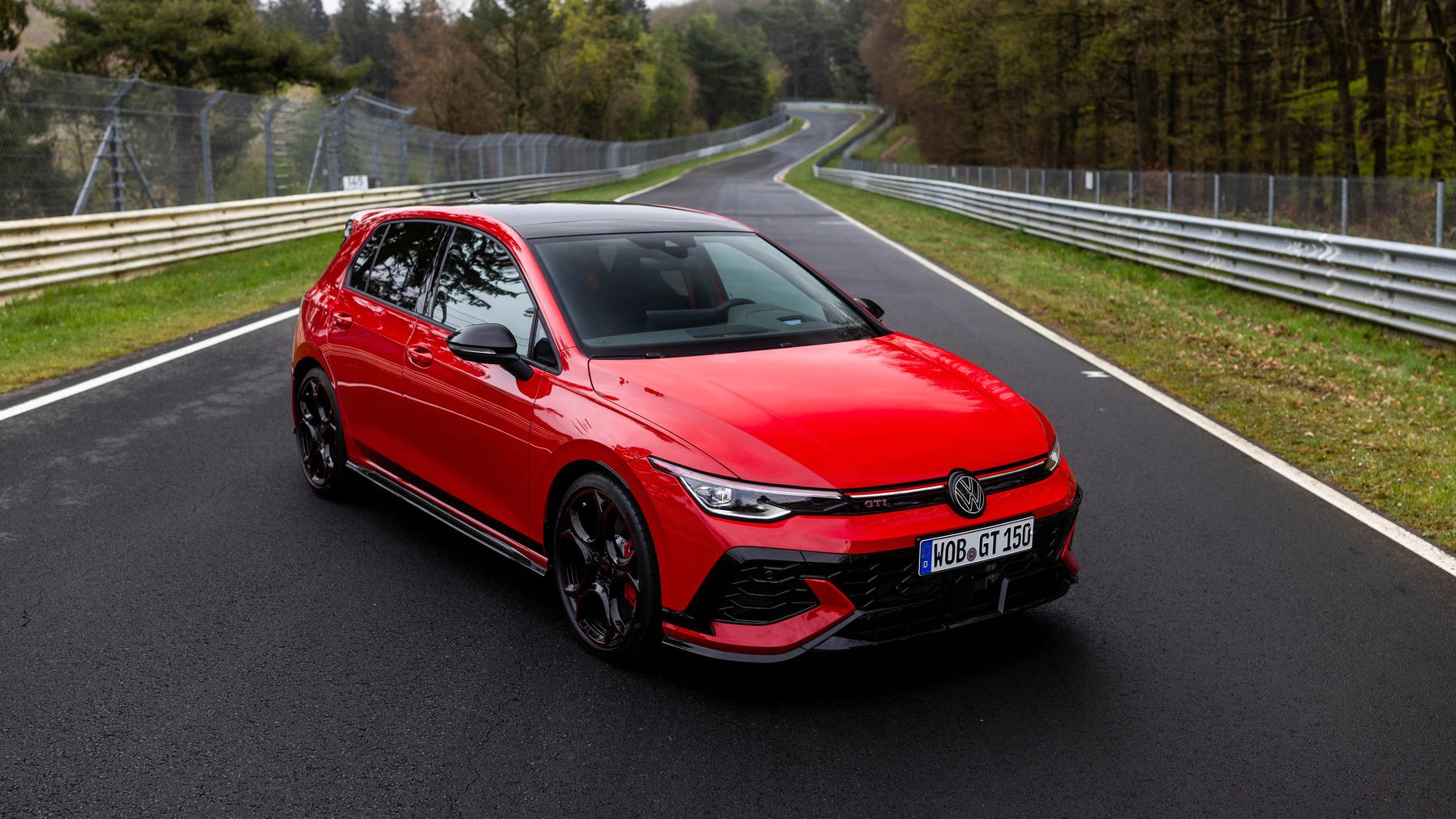 Ein roter VW Golf GTI EDITION 50 steht schräg vorwärts auf einer Straße