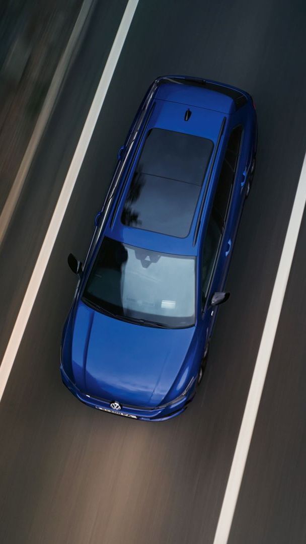 Vogelperspektive vom Golf R Variant, welcher auf der Straße fährt.