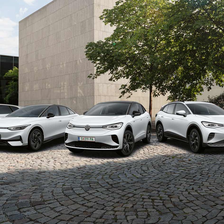 Die VW Business Modelle vor einem Gebäude aufgereiht.