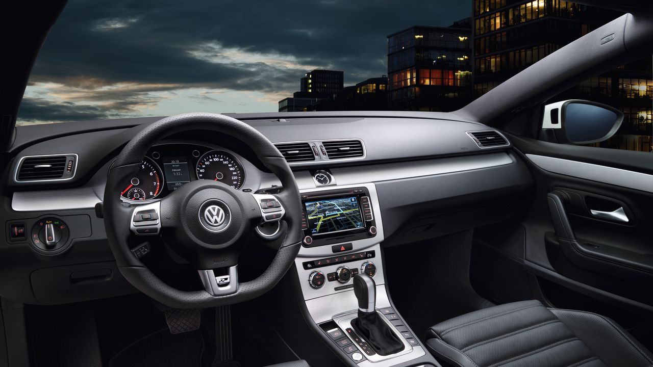 Zu sehen ist das Cockpit eines Volkswagen CC R-Line