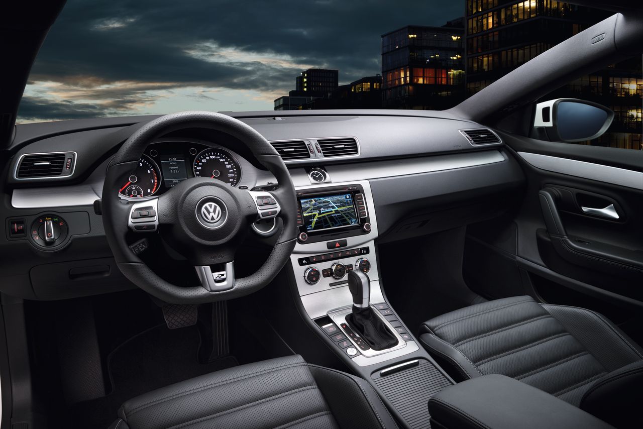 Zu sehen ist das Cockpit eines Volkswagen CC R-Line