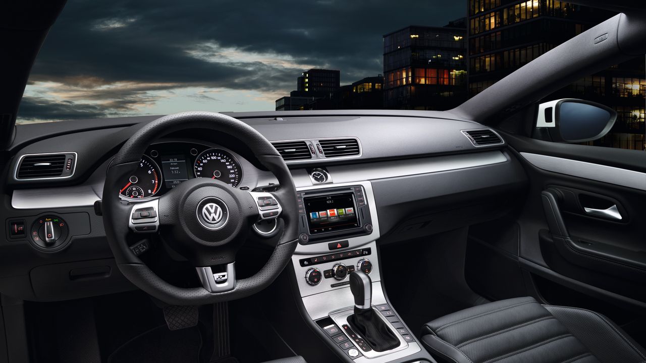 Zu sehen ist das Cockpit eines Volkswagen CC R-Line