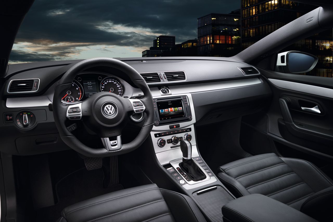 Zu sehen ist das Cockpit eines Volkswagen CC R-Line